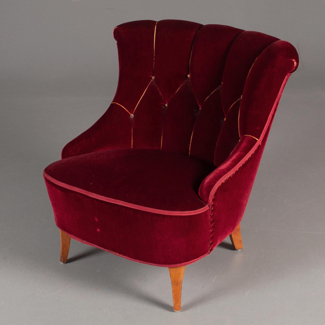 FÅTÖLJ, röd sammet, 1900-talets mitt.