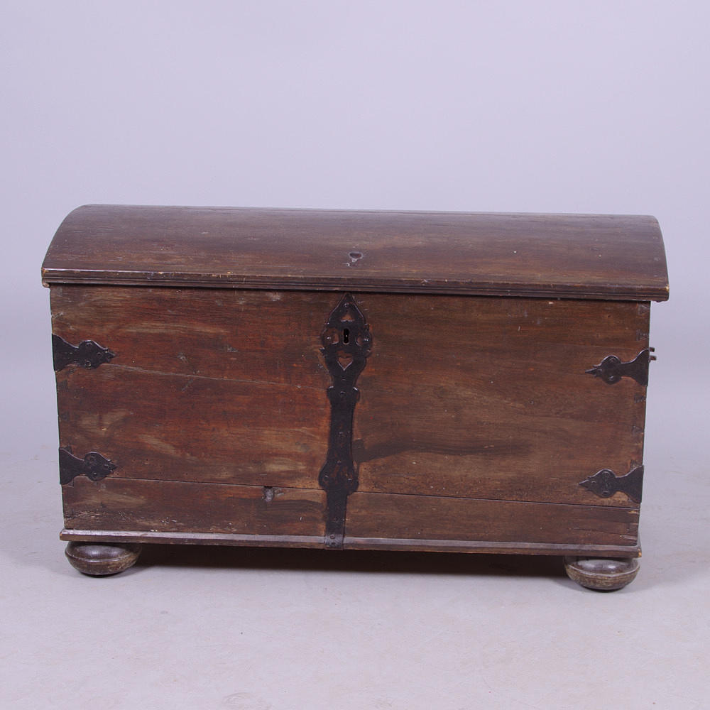 KISTA, laserat trä med smidesbeslag, 1700/1800-tal.