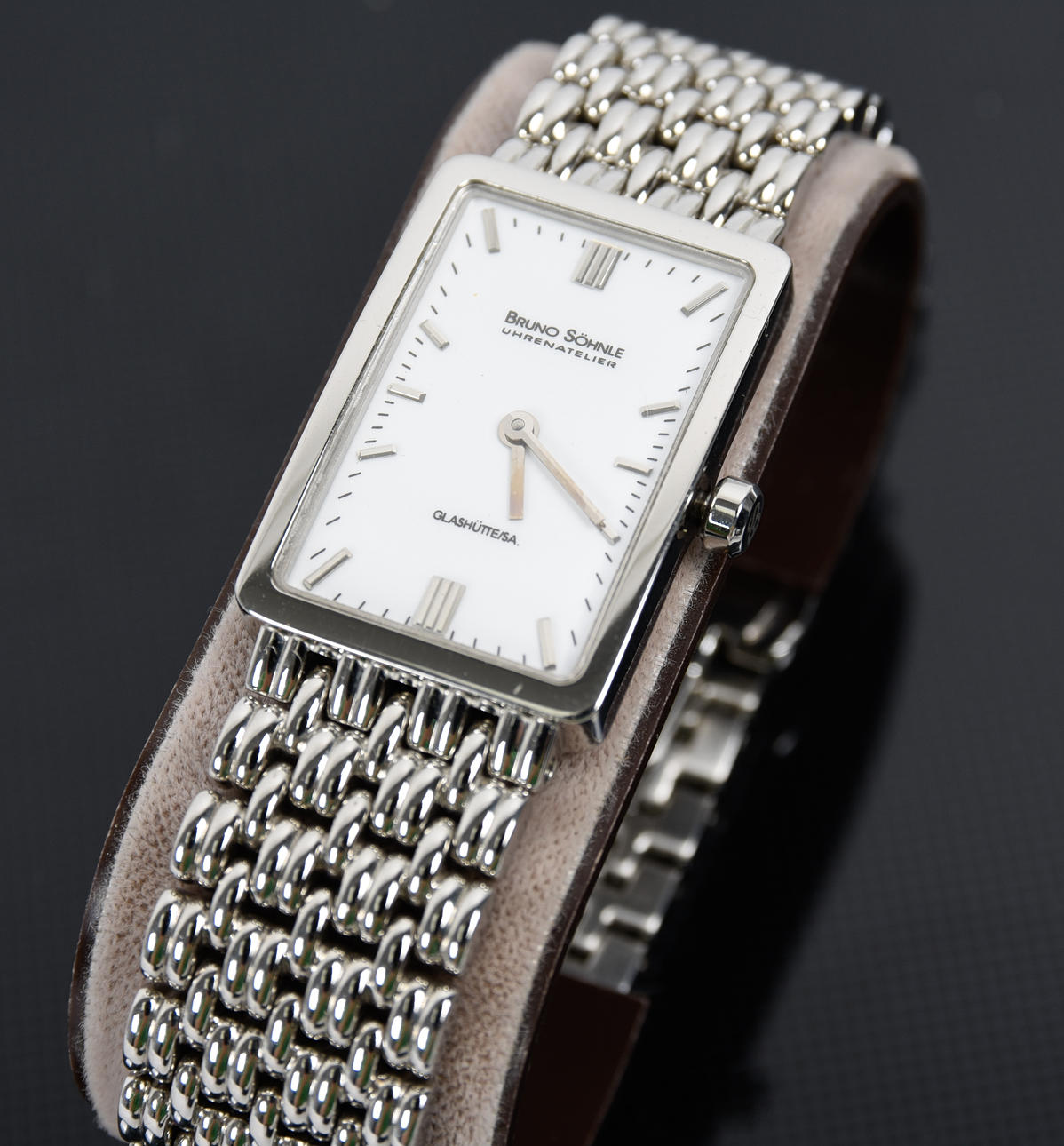 BRUNO SÖHNLE GLASHÜTTE IN DRESDEN. ”La Traviata” damklocka, stålarmband med safirglas.