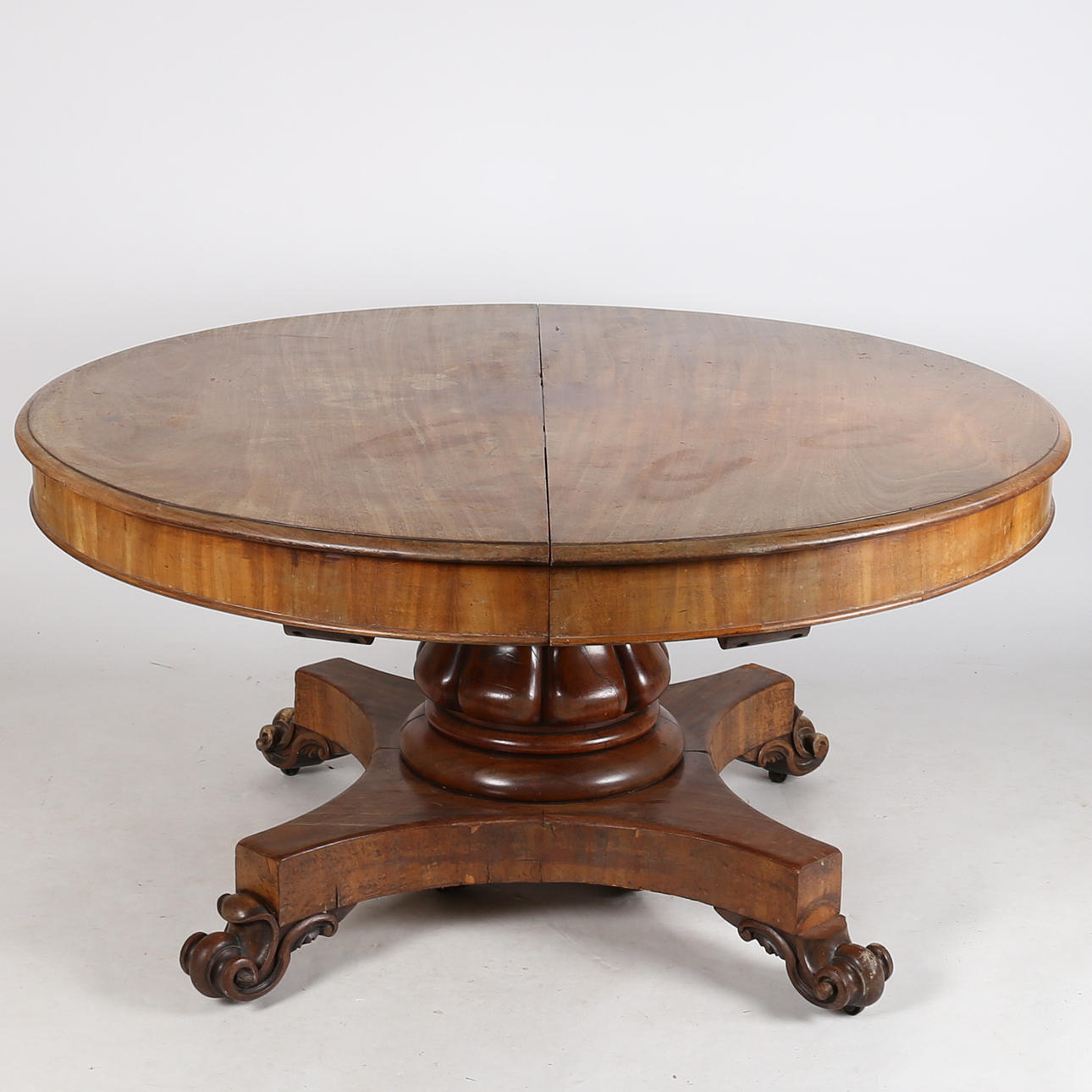 VICTORIAN MAHOGANY CIRCULAR DINING TABLE.