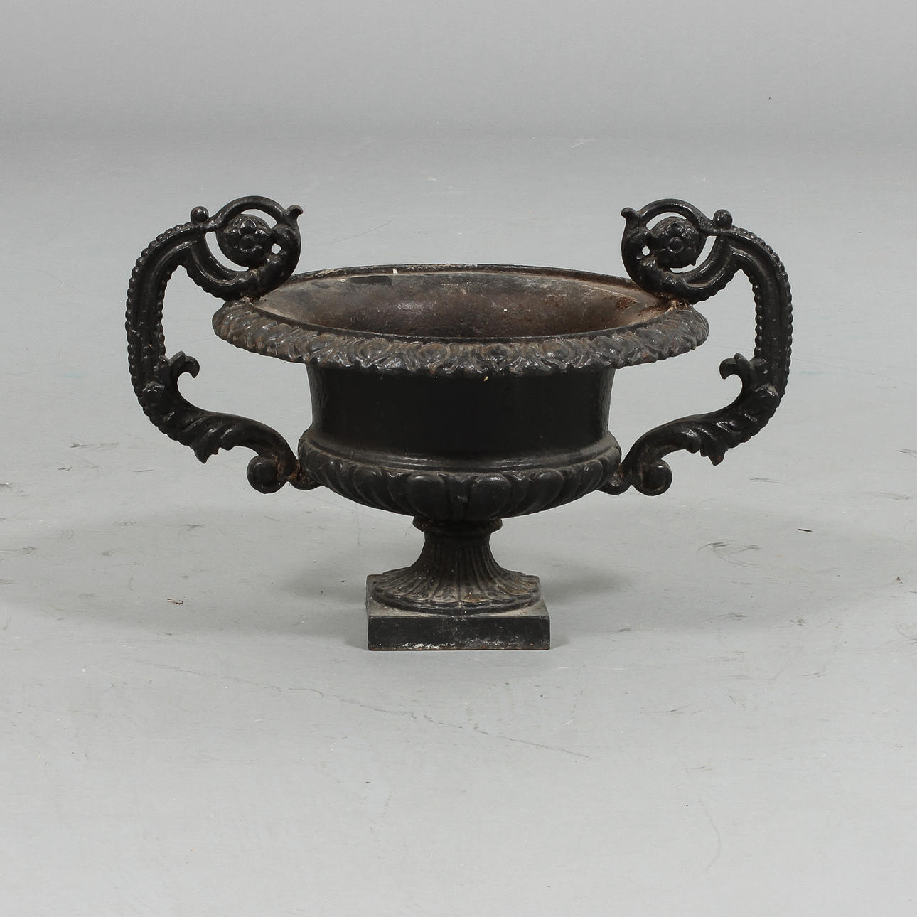 TRÄDGÅRDSURNA med hänklar, gjutjärn.