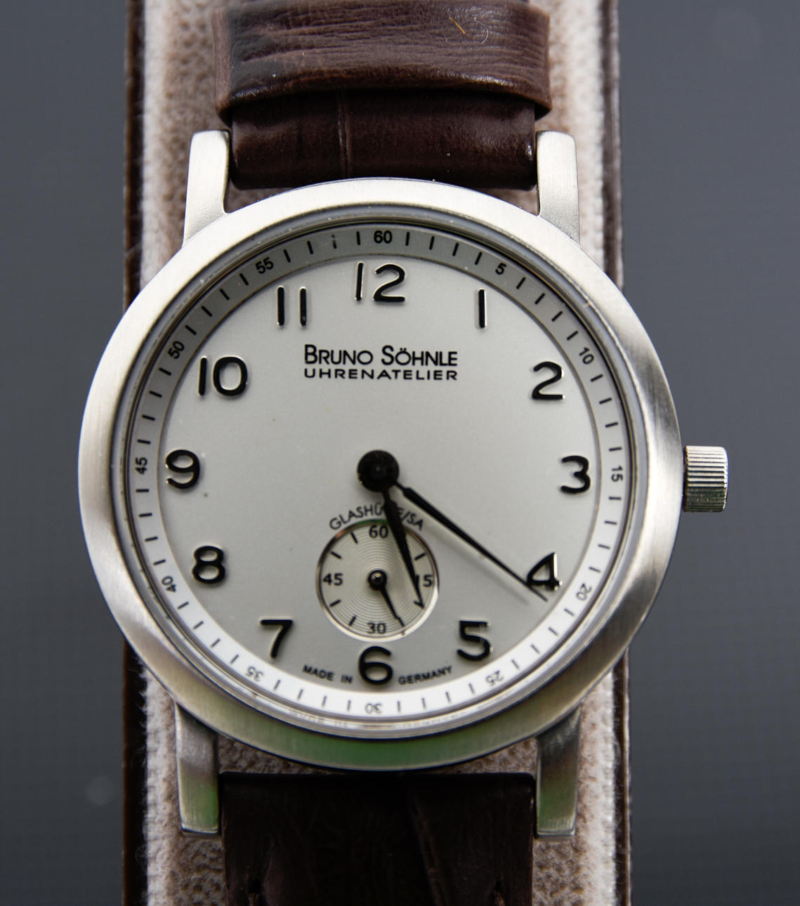 BRUNO SÖHNLE GLASHÜTTE IN DRESDEN. ”Pisa”, damklocka, stål på läderband och safirglas.