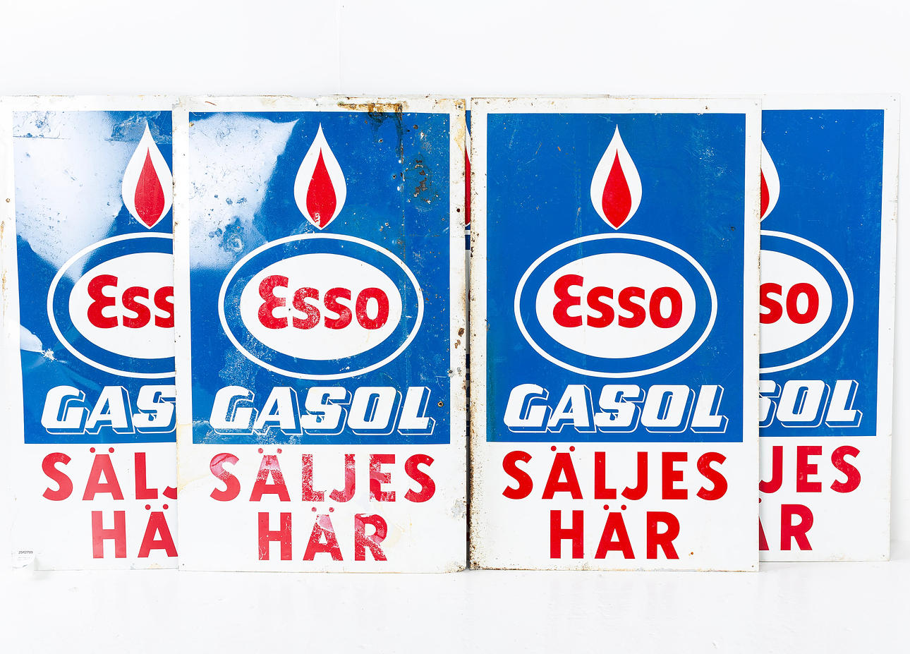 SKYLTAR, 5 st, Esso " Gasol säljes här ".