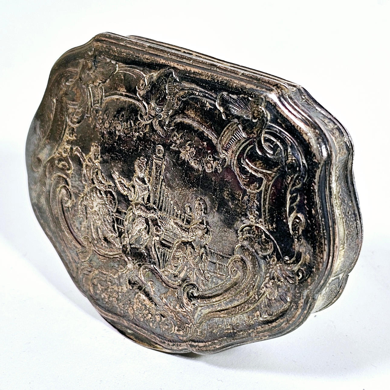 SNUSLÅDA I PRÄGLAT SILVER CA 1800.