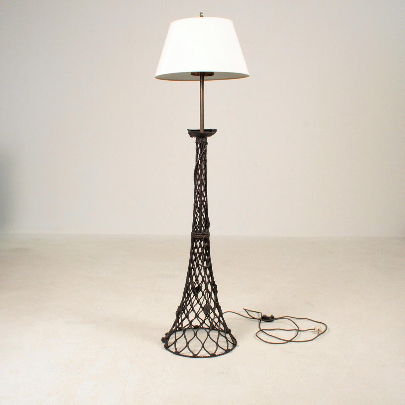 Brutalistische Fischernetz Stehlampe, 1980er.