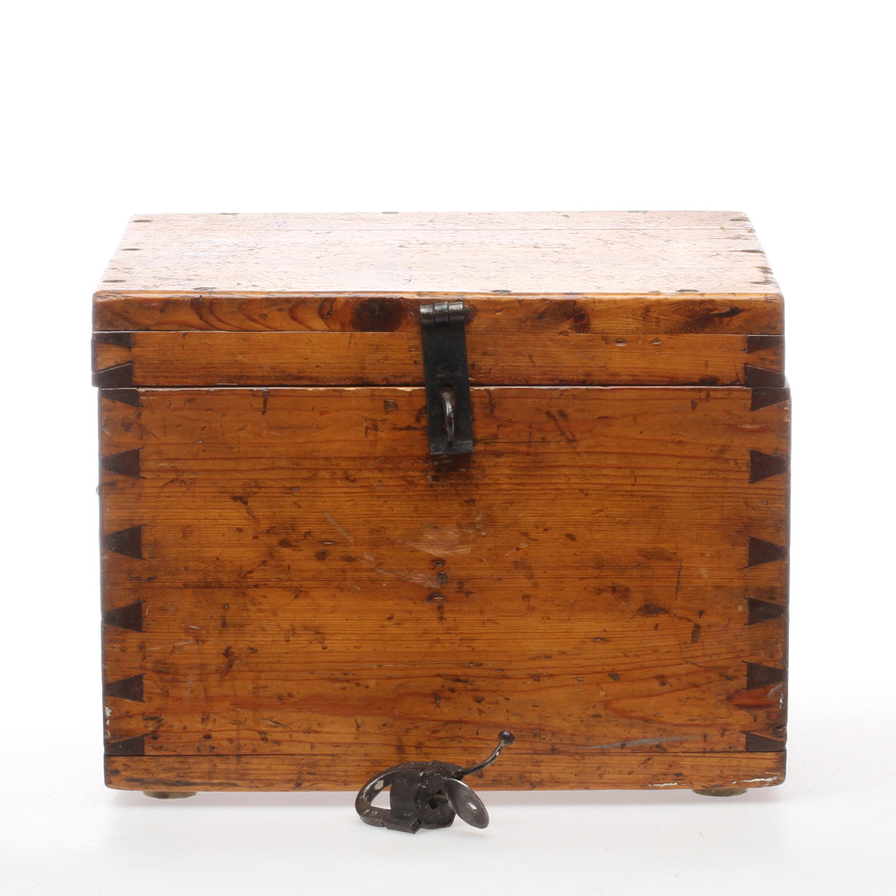 LÅDA med lock 1900-talets början, och LÅS, Polhem, 1800-tal.