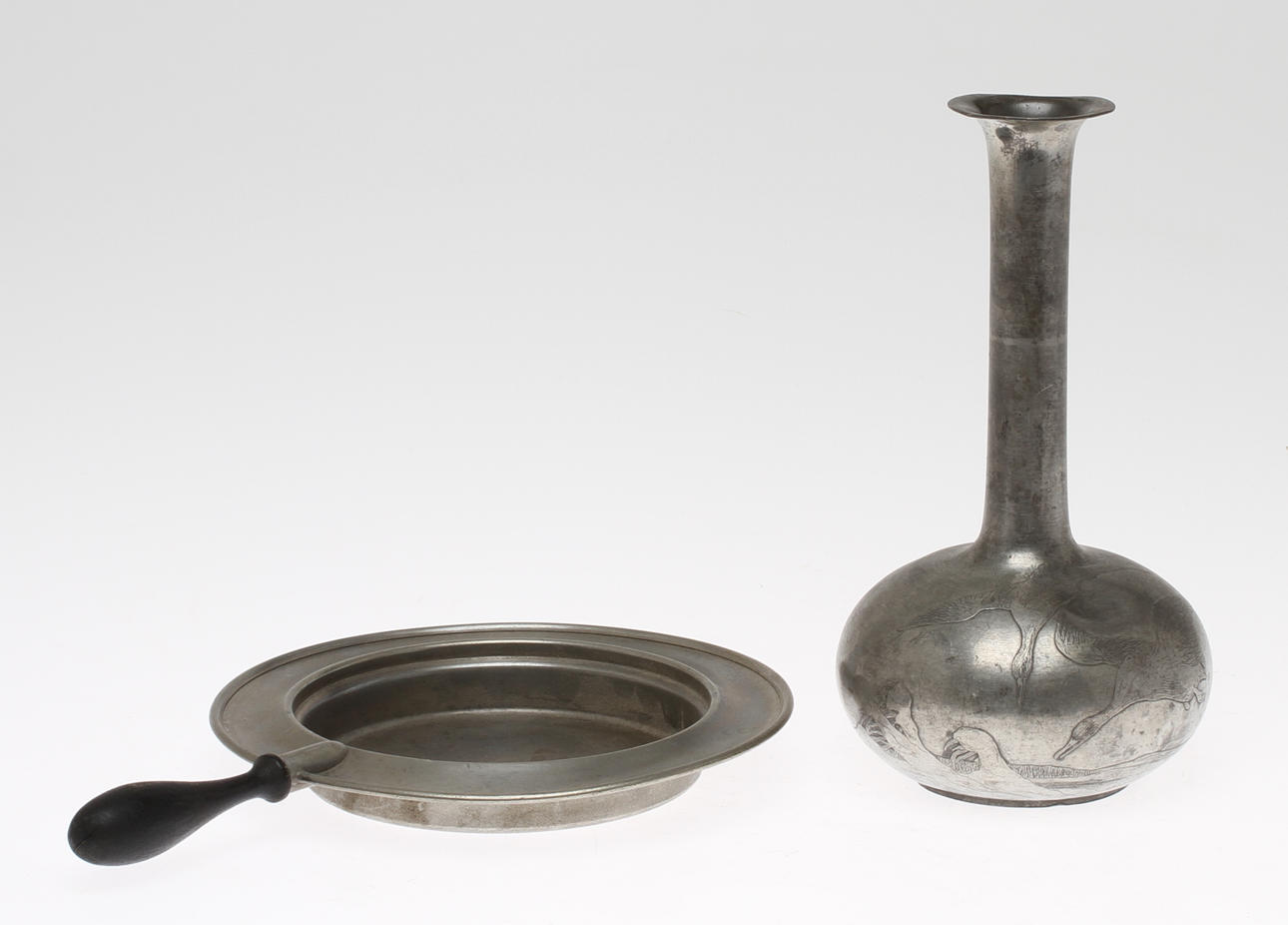 VAS tenn Gamla Santessonska Tennguteriet samt SERVERINGSFAT tenn Firma Svenskt Tenn 1951.