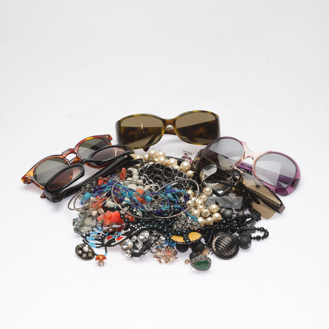 BIJOUTERIER och SOLGLASÖGON, b.la. Ralph Lauren.