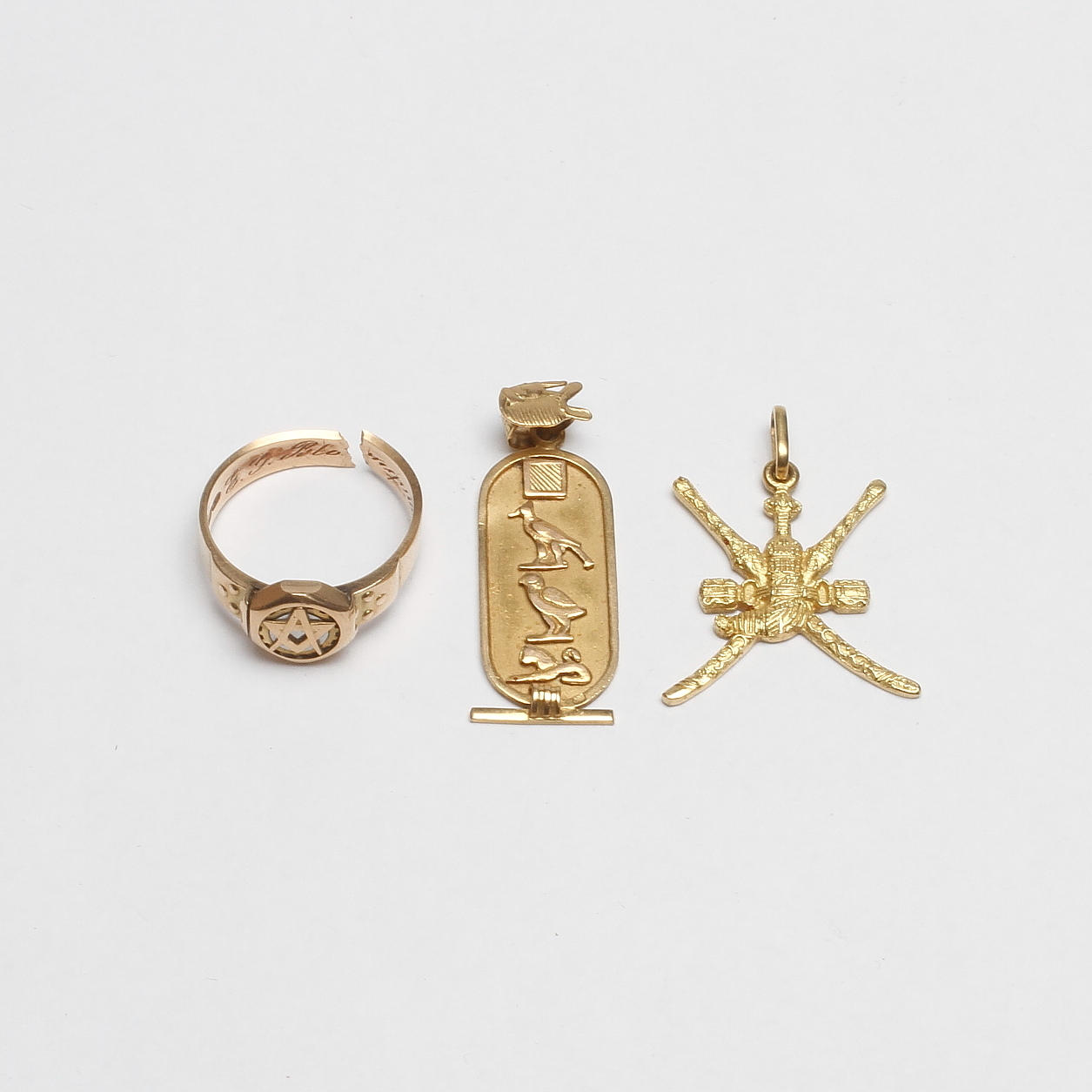 HÄNGEN, 2 st samt EN KLACKRING, 14-18k guld, vikt ca 13,2 gr.