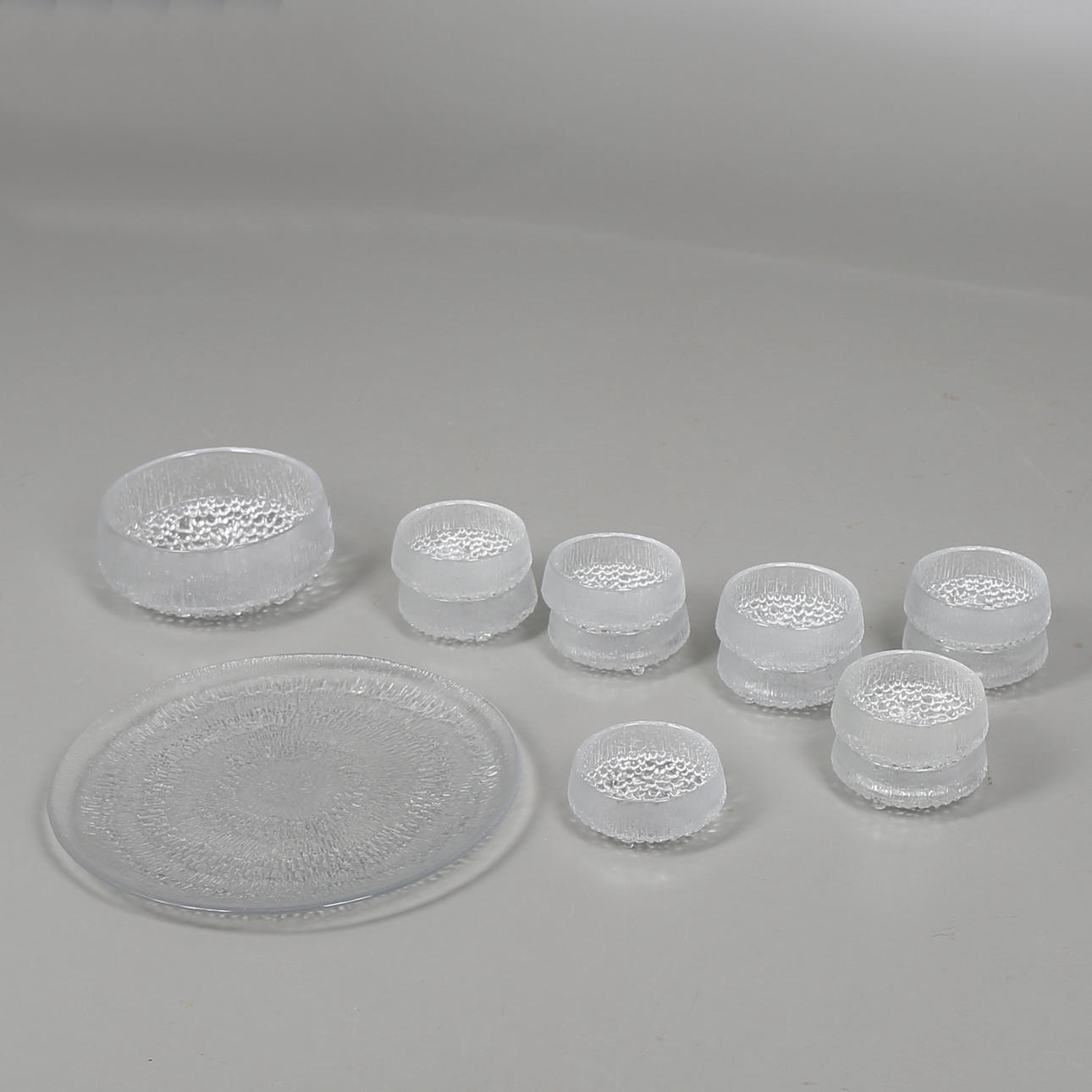 SKÅL MED EFTERRÄTTSSKÅLAR, 12 st, Ultima Thule, Tapio Wirkkala, samt glasfat, Iittala.