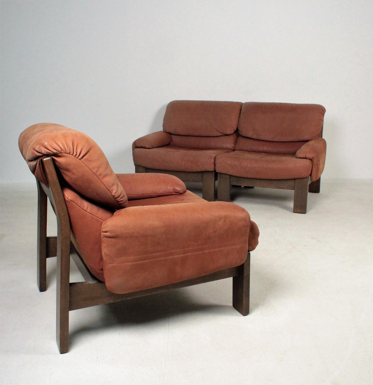 Zweisitzer und Sessel aus den 1980er.