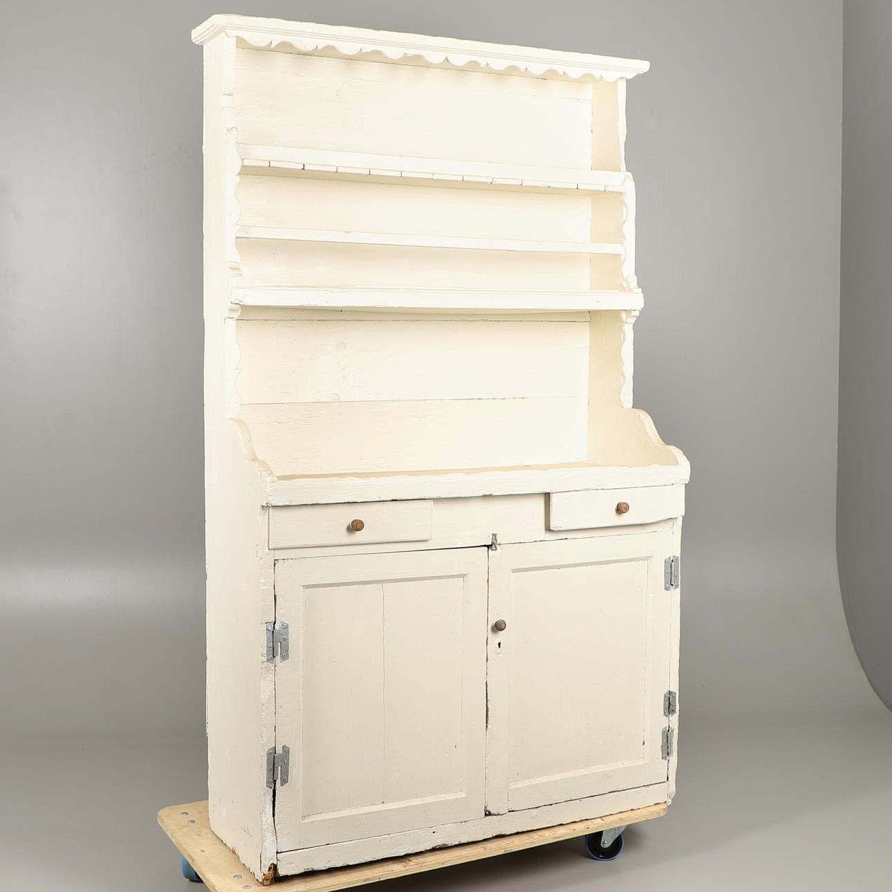 EN ANTIK FRANSK BYRÅ.