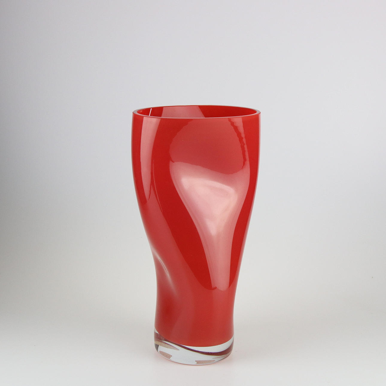 LENA BERGSTRÖM. Vase, "Squeeze", glas, rød, Orrefors.