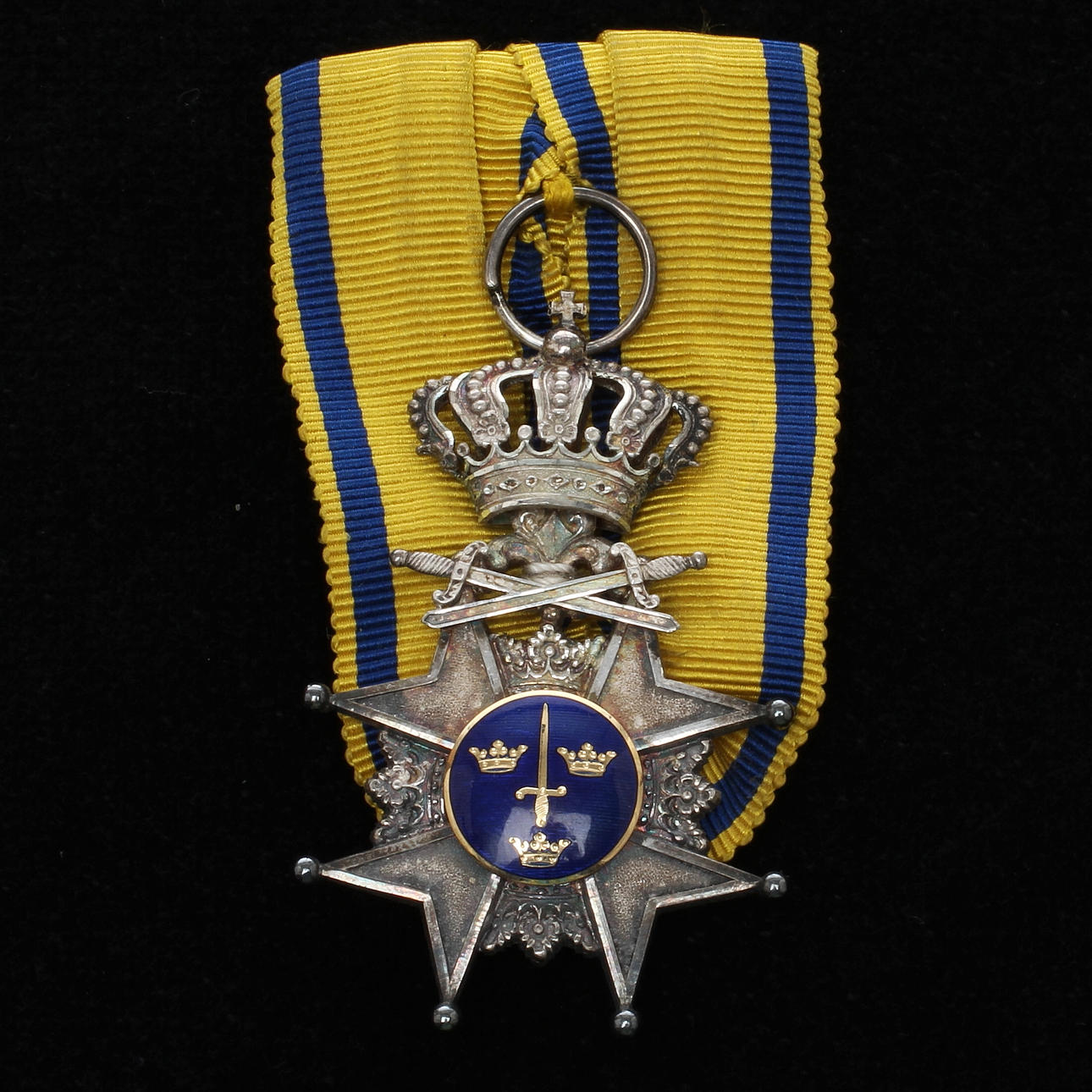 MEDALJ, silver och emalj, Svärdstecknet.