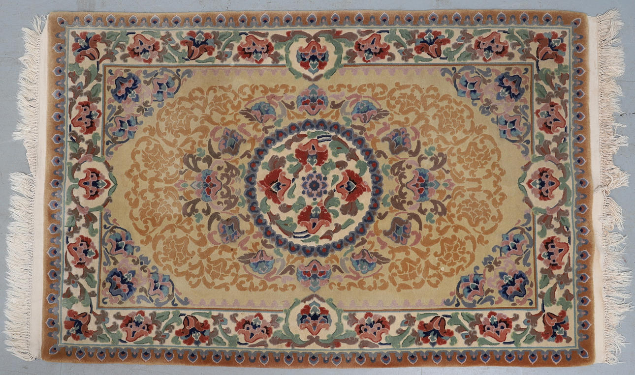 EN TVÄTTAD KINESISK MATTA.