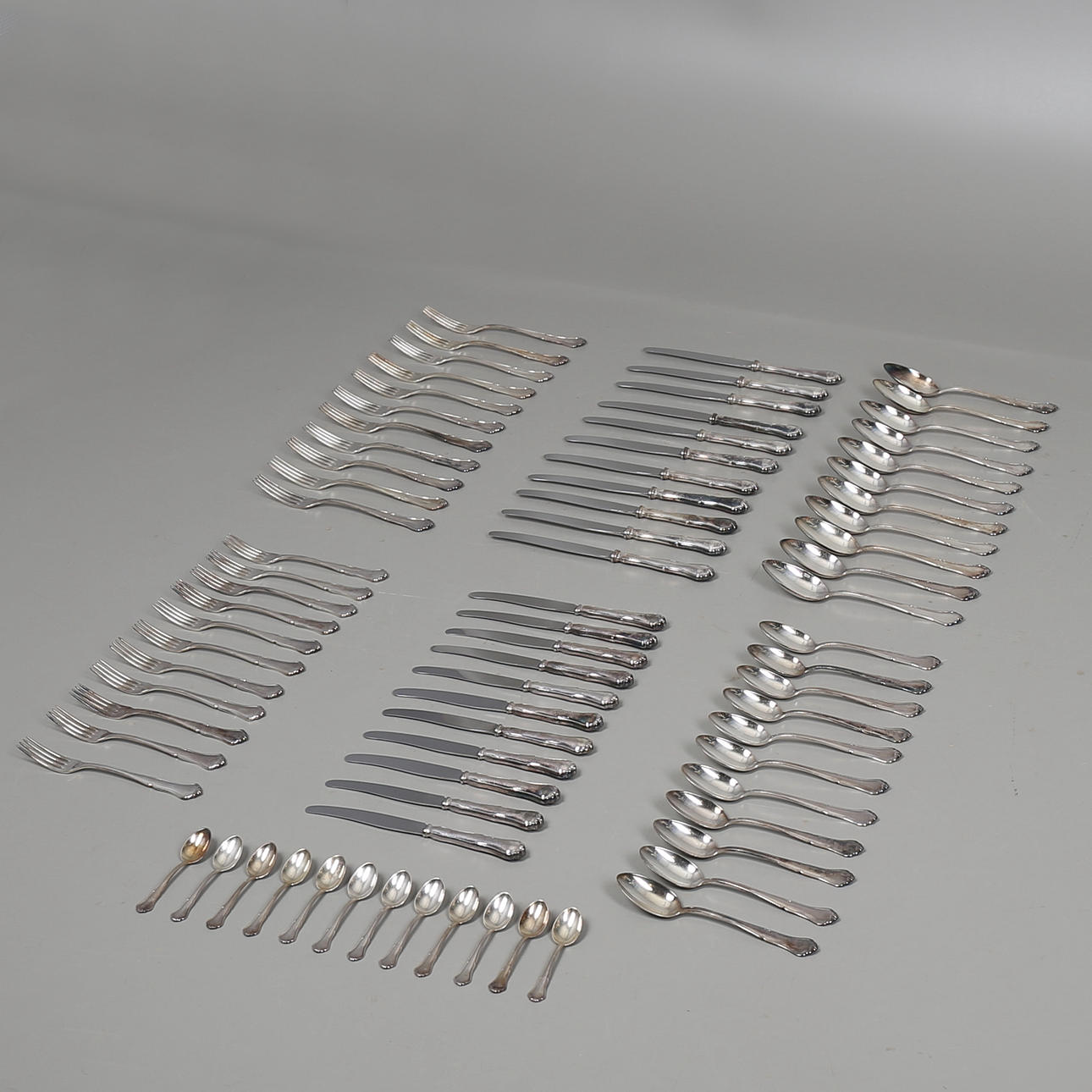 BESTICKUPPSÄTTNING i nysilver, 78 delar, modell Viktoria.