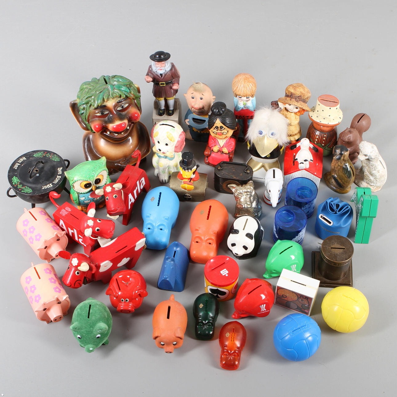 SPARBÖSSOR, olika material, mestadels från banker, 1900/2000-tal.