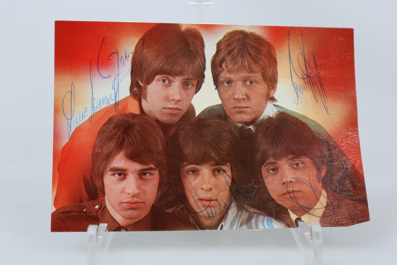 AUTOGRAFER OCH FOTO, 8 stycken, bland annat The Kinks.