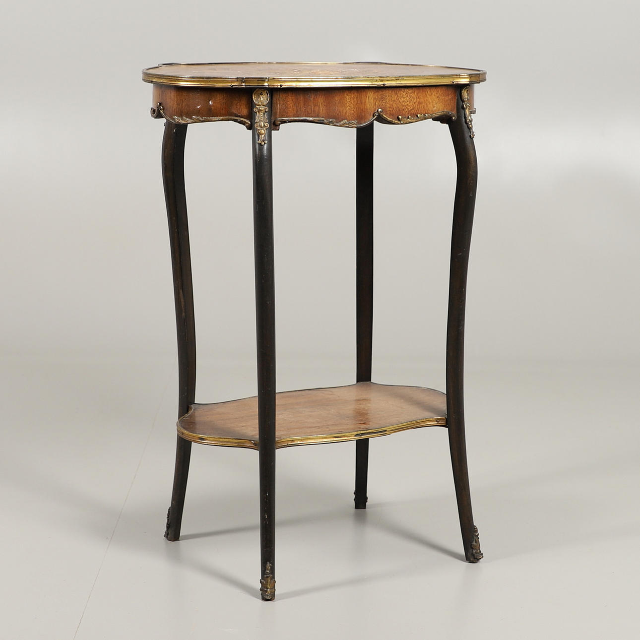 UNA MESA ESTILO LUIS XV DE PALISANDRO DE DOS PISOS.