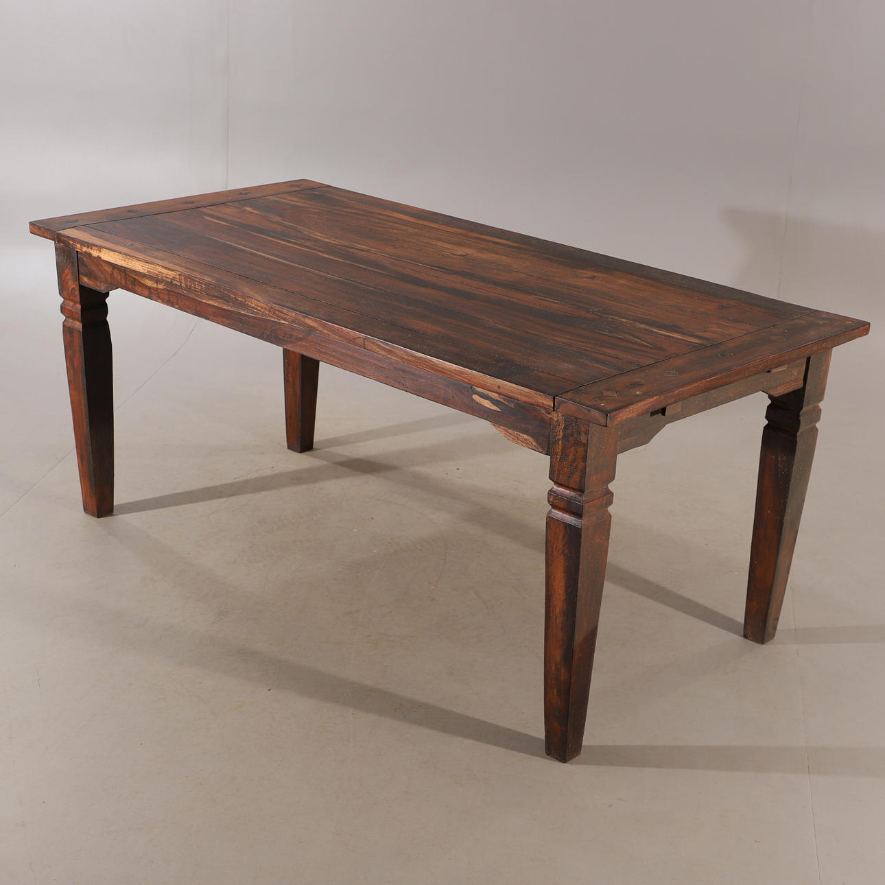 MESA DE COMEDOR, madera labrada, estilo country francés.