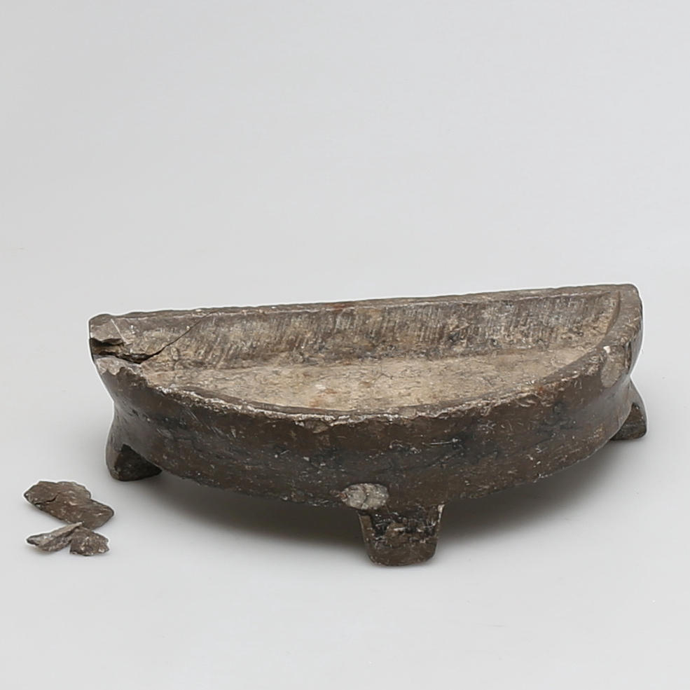 HO i sten, halvcirkelformad ho? på tre ben.