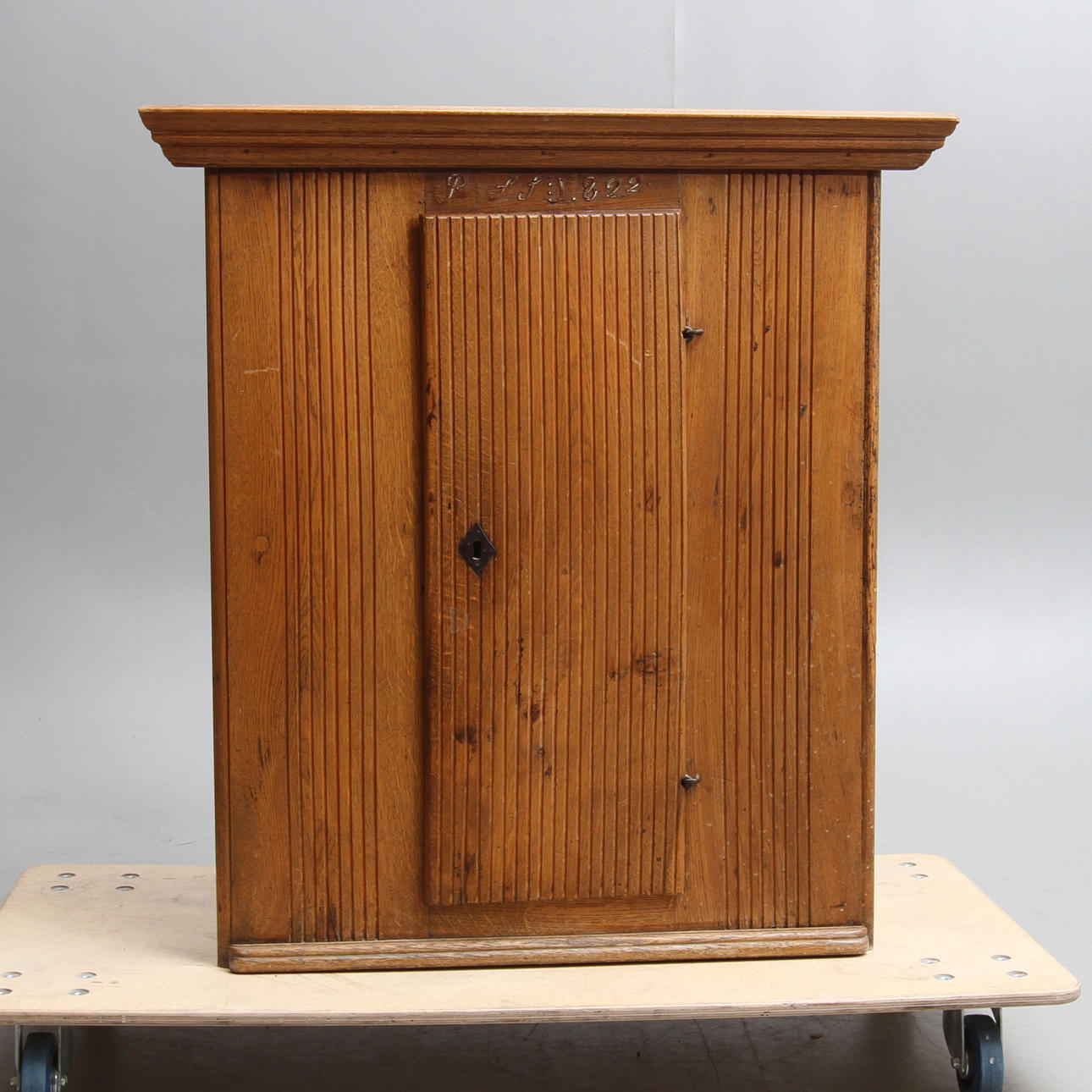 HÖRNHÄNGSKÅP, allmoge, daterat 1822.