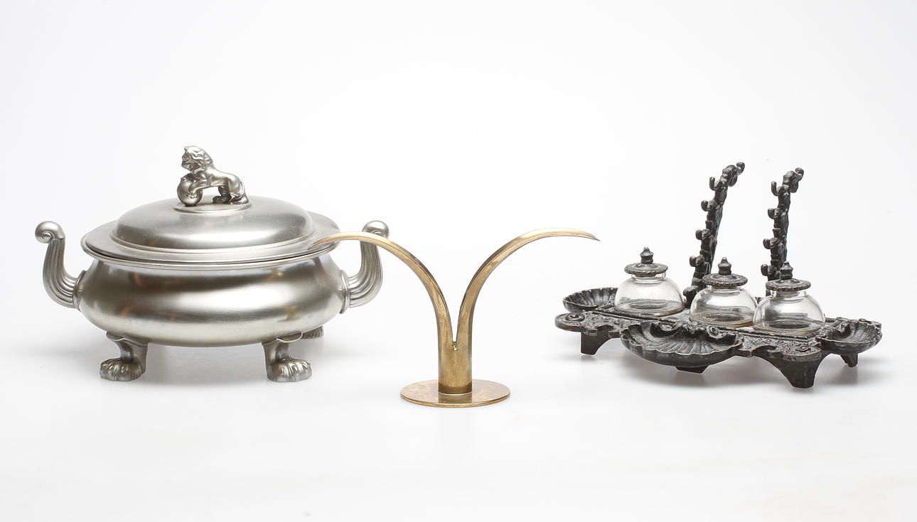 TERRIN, LJUSSTAKE OCH SKRIVBORDSUPPSATS, 1800-1900-tal.