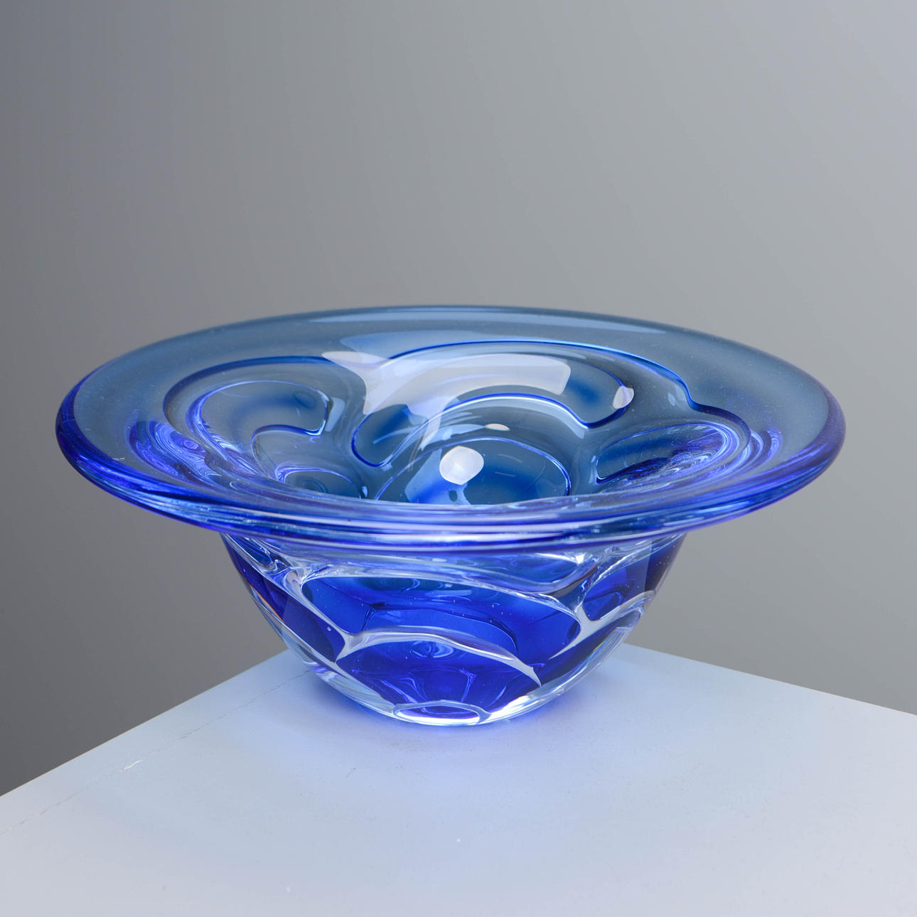 LARS HELLSTEN. Schale, Glas, „Sputnik“, Orrefors, signiert.