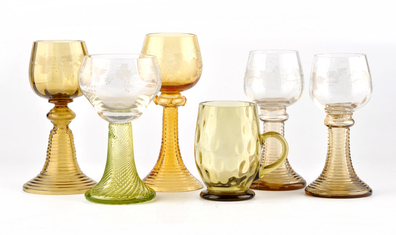 KONVOLUT WEINGLÄSER. 6 glasögon, mestadels romare med en flared fot.