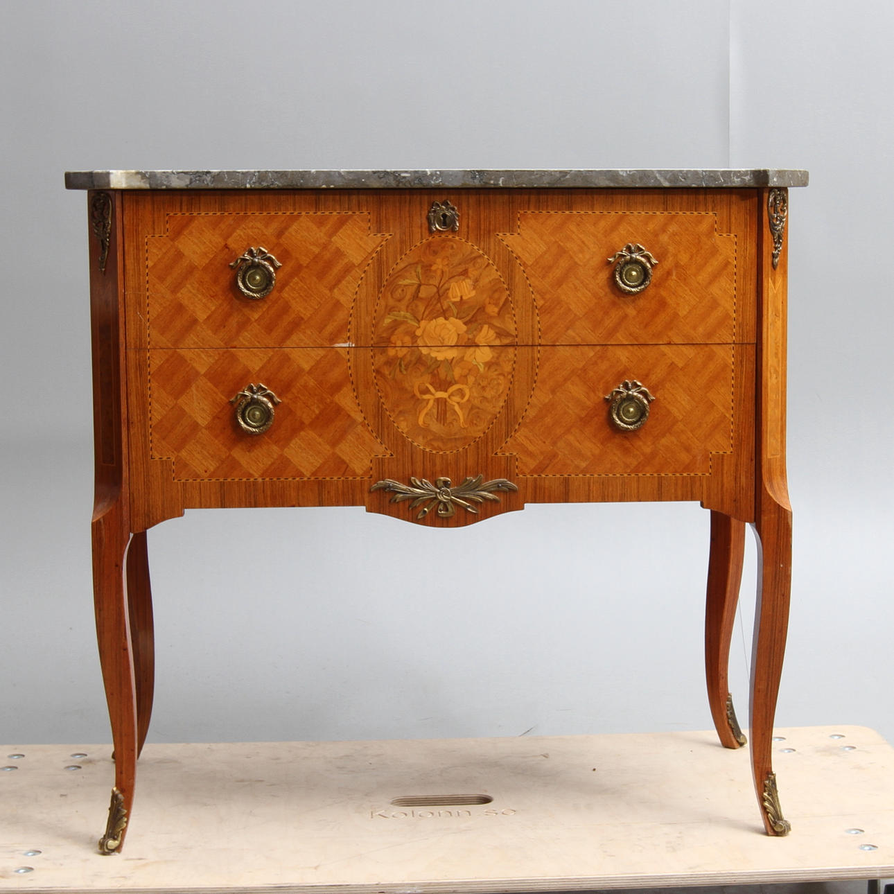 BYRÅ med stenskiva, 1900-tal.