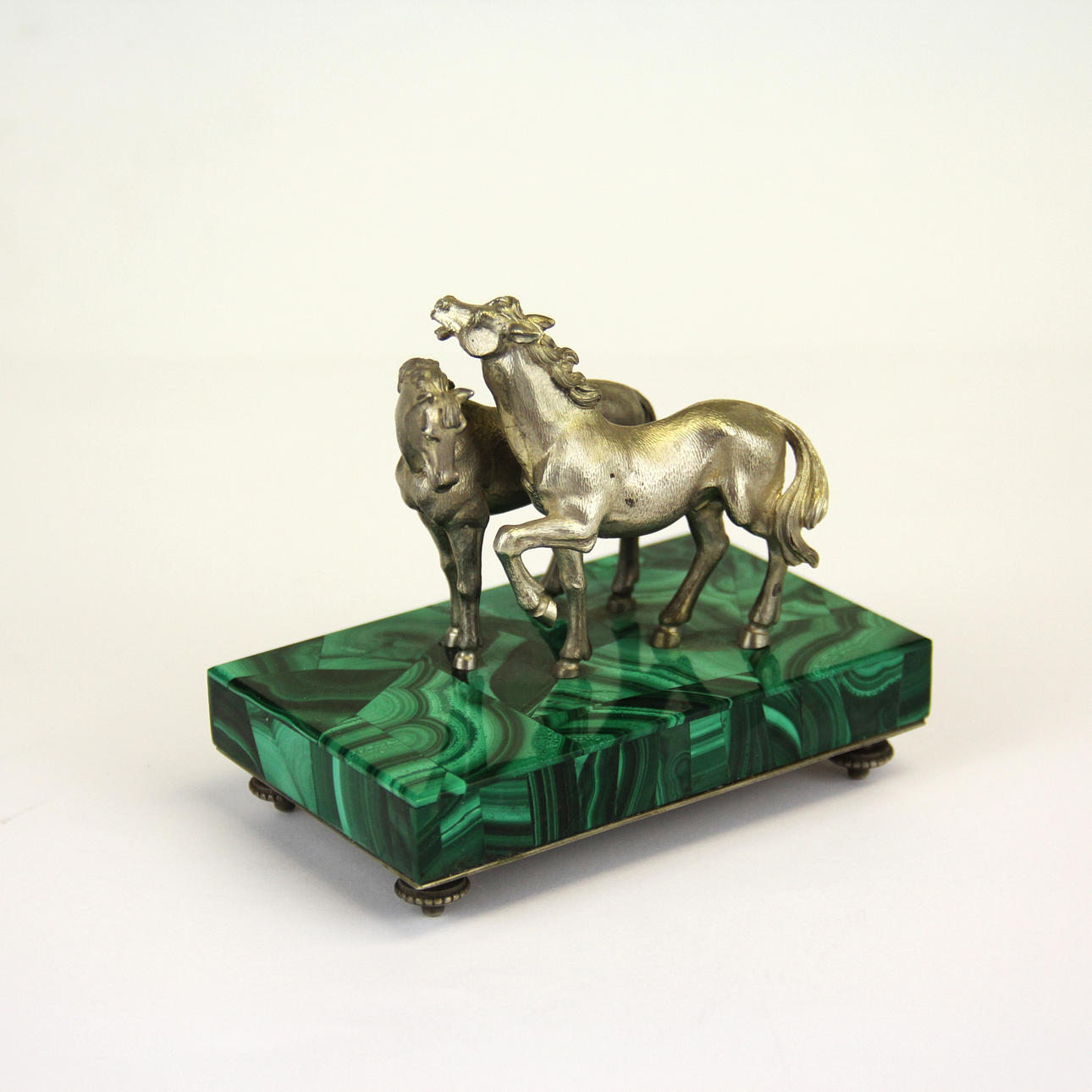 RUSSISCHES SILBERPFERDEFEUER AUF MALACHIT-SOCKEL.