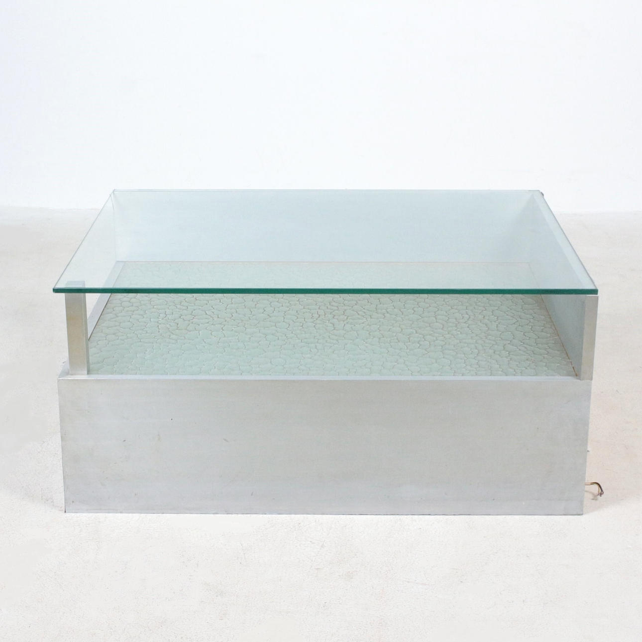 Mesa auxiliar de esquina / mesa de centro, electrificada.