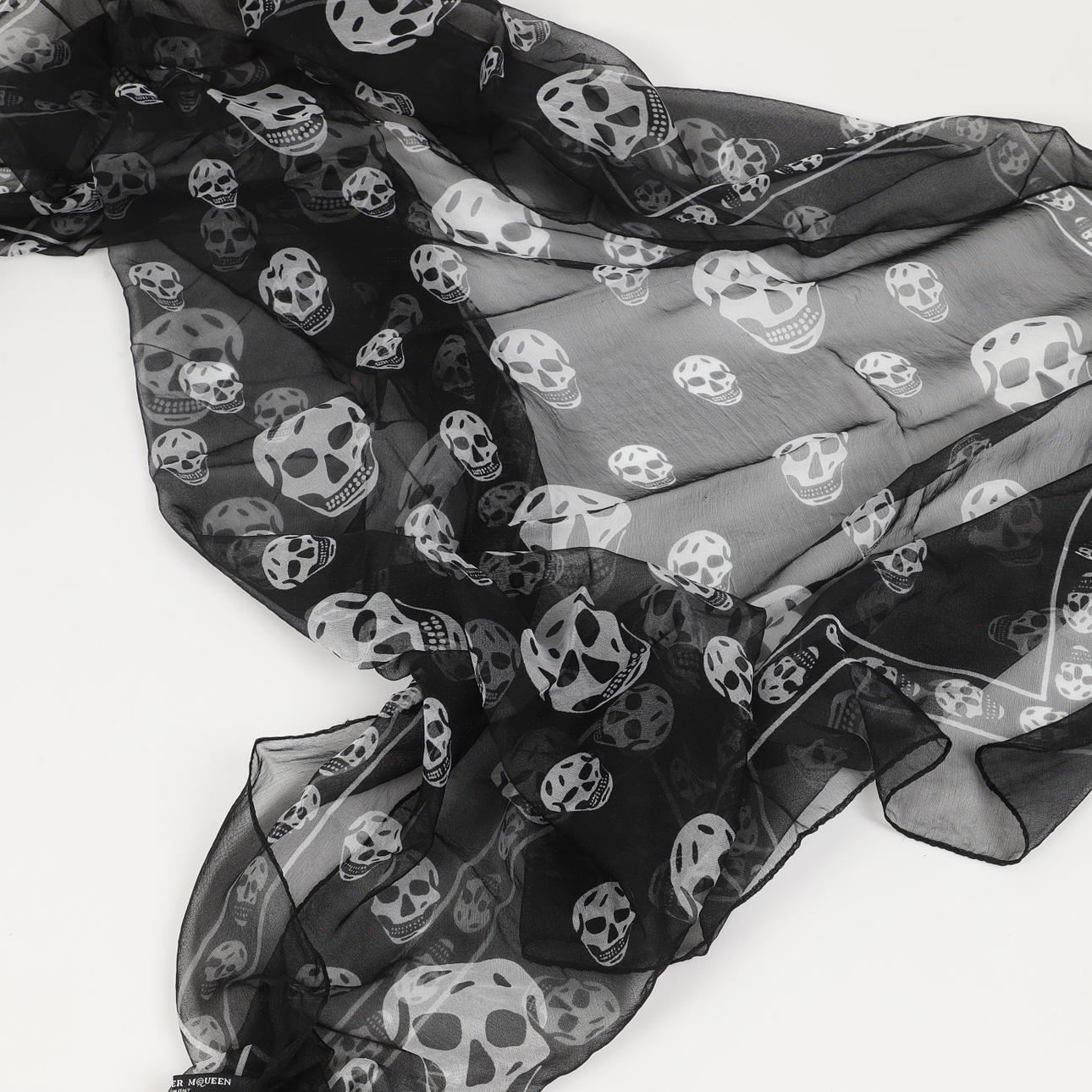 SCARF, svart med döskallar, Alexander McQueen.