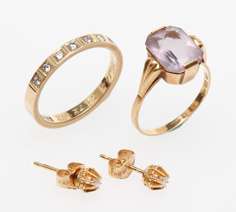 ALLIANSRING, 18k med brill, 0,14ct, ÖRHÄNGEN med brill, 18k, PRYDNADSRING med sten, 14k.