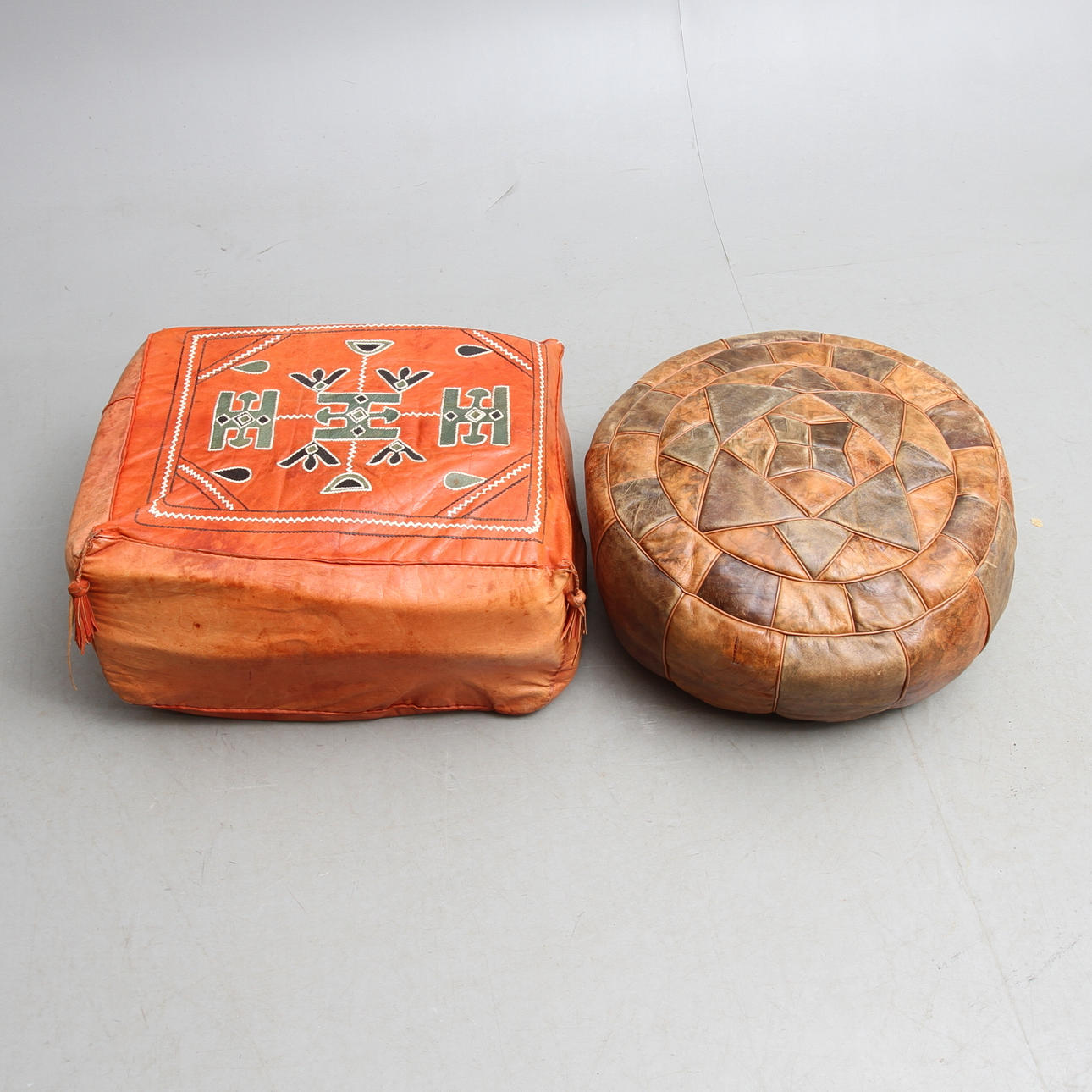 SITTPUFFAR, 2 st, skinn, 1900-tal.