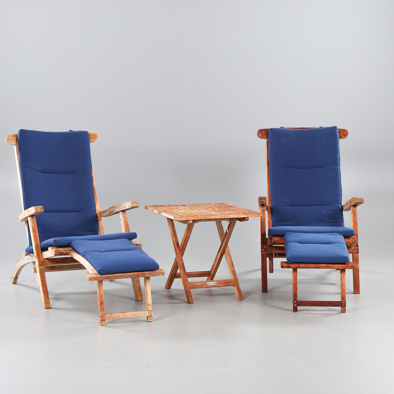 DECK CHAIRS WITH TABLE, a pair, "Queen Mary", Berga Form.
