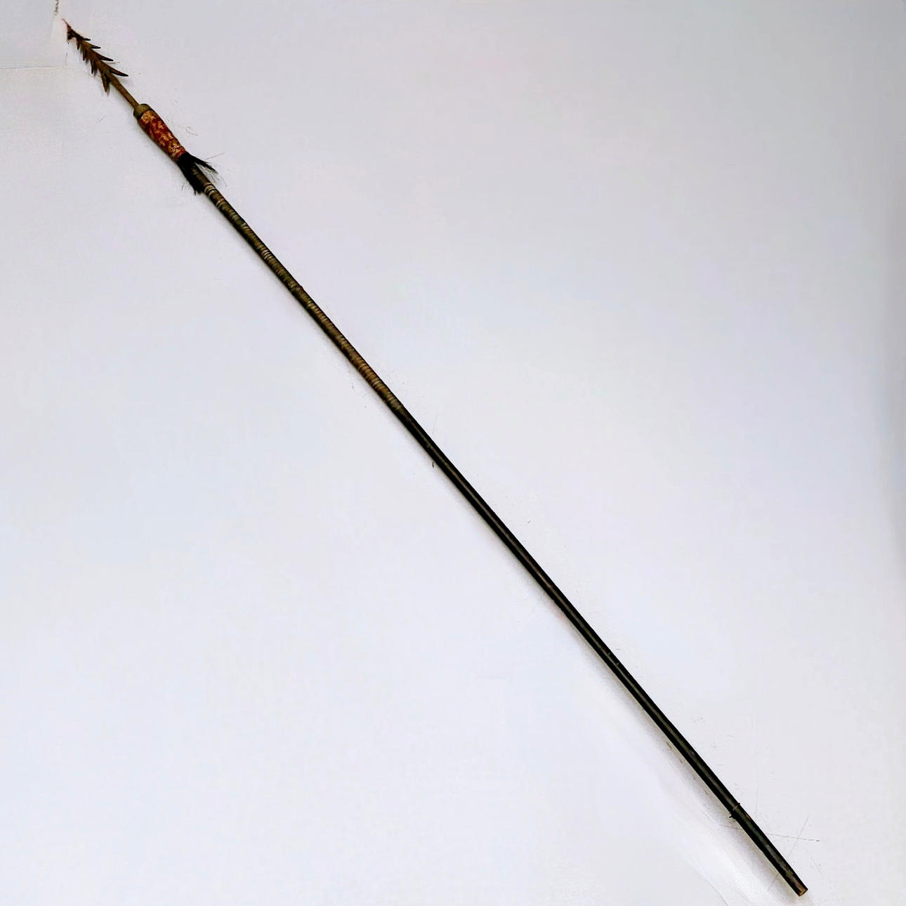 AFRIKANISCHER SPEER AUS HOLZ UND EISEN.