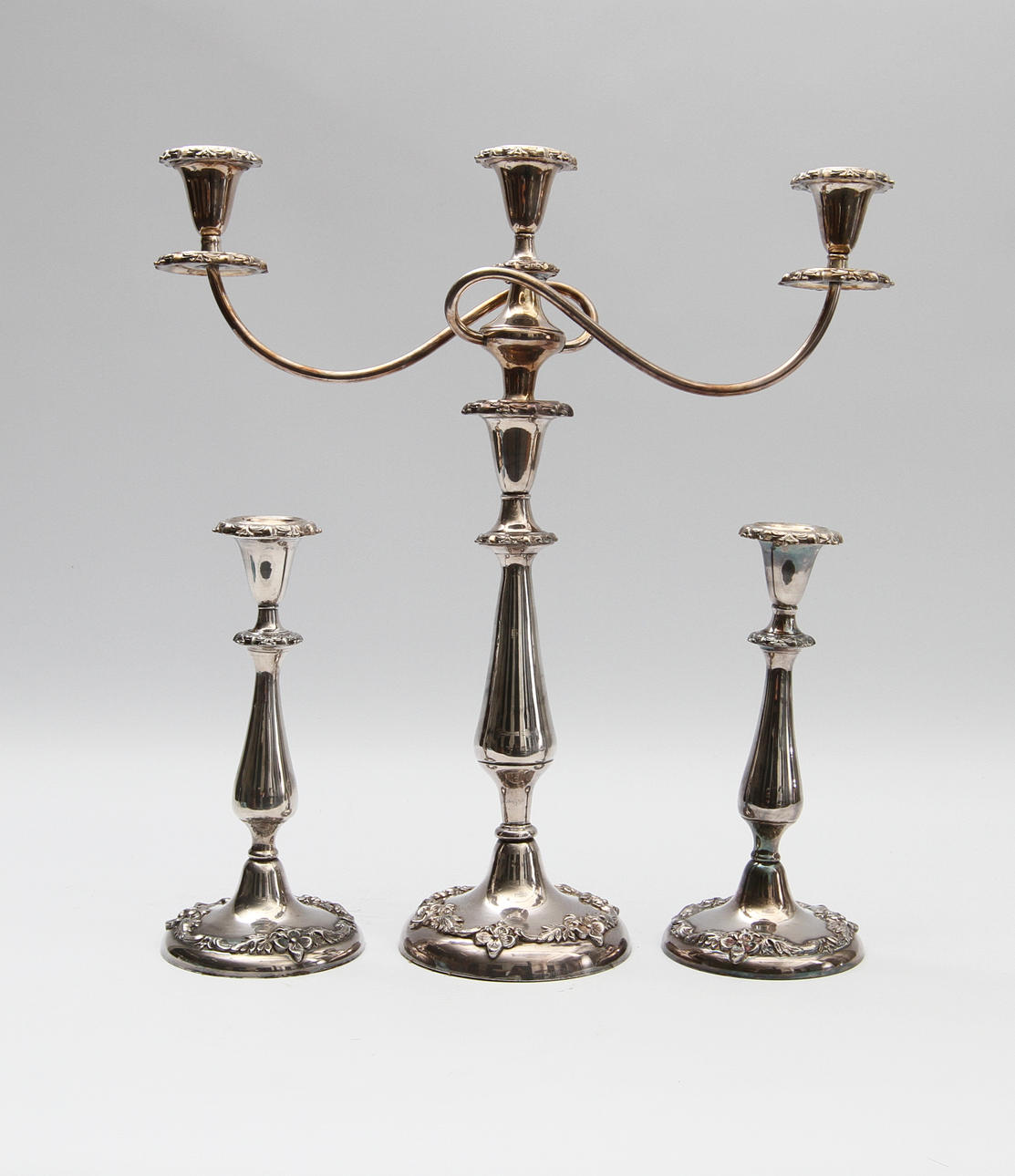 KANDELABER samt LJUSSTAKAR, 2 st. Pläter.