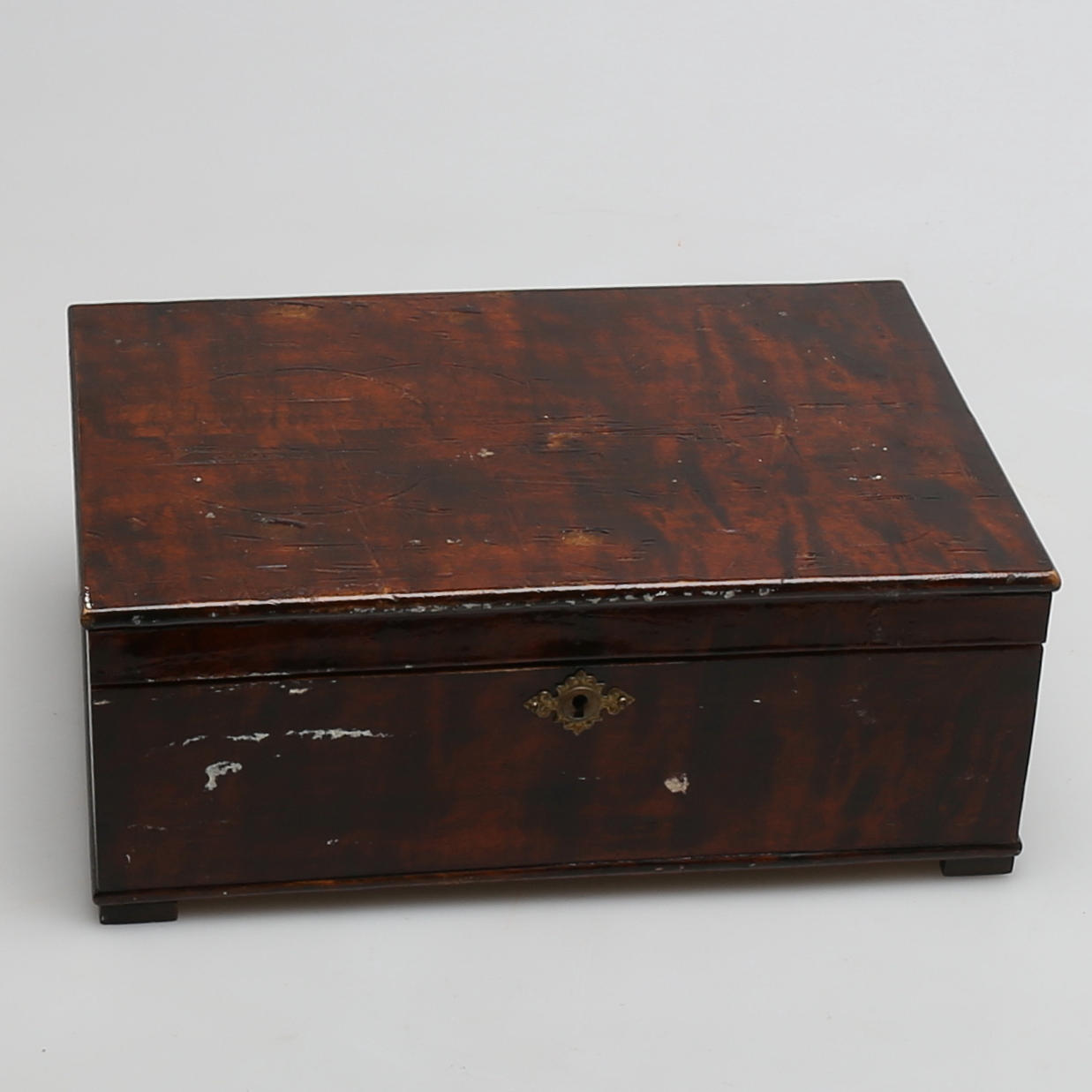 PARTI MYNT och sedlar, i träschatull.