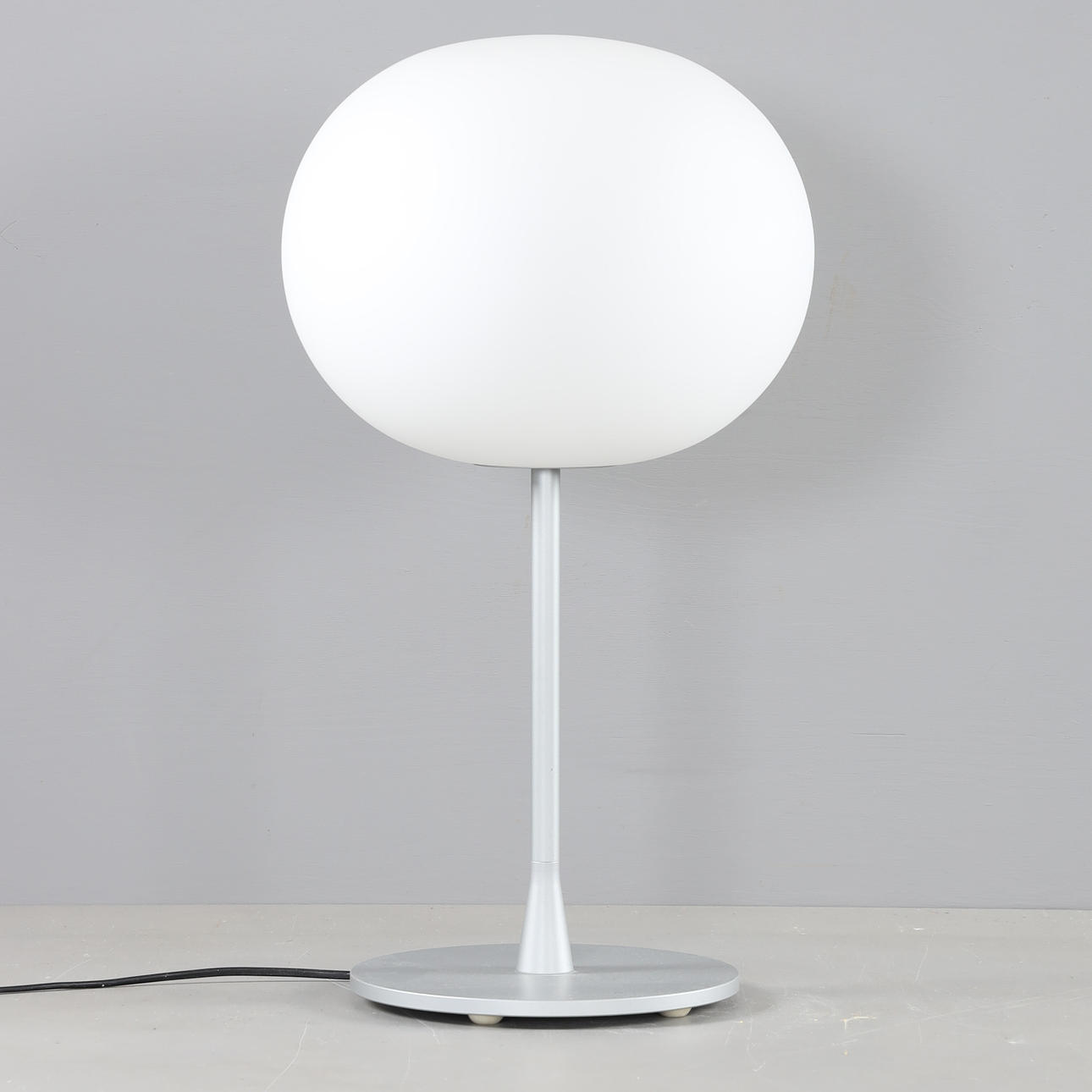 JASPER MORRISON. "Glo-Ball", bordslampa, Flos, formgiven 1998.