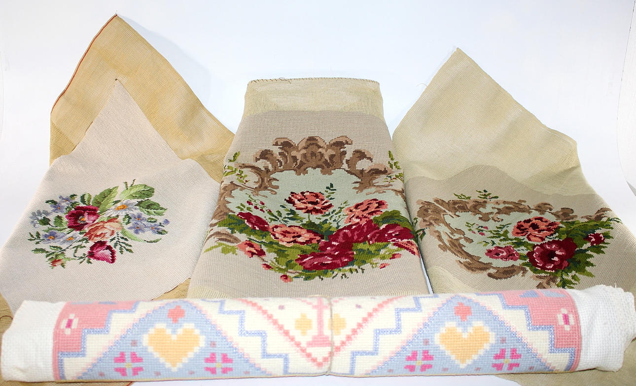 STOLSITSAR, 3 stycken 1 styck BONAD, broderade.