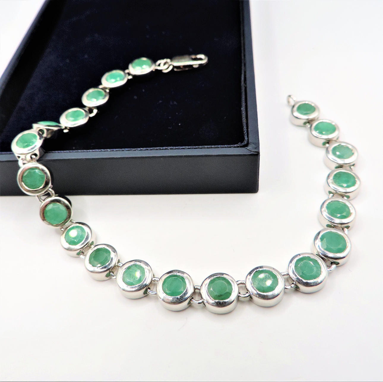 STERLING SILVER 21 SMARAGD SET ÄDELSTEN ARMBAND.