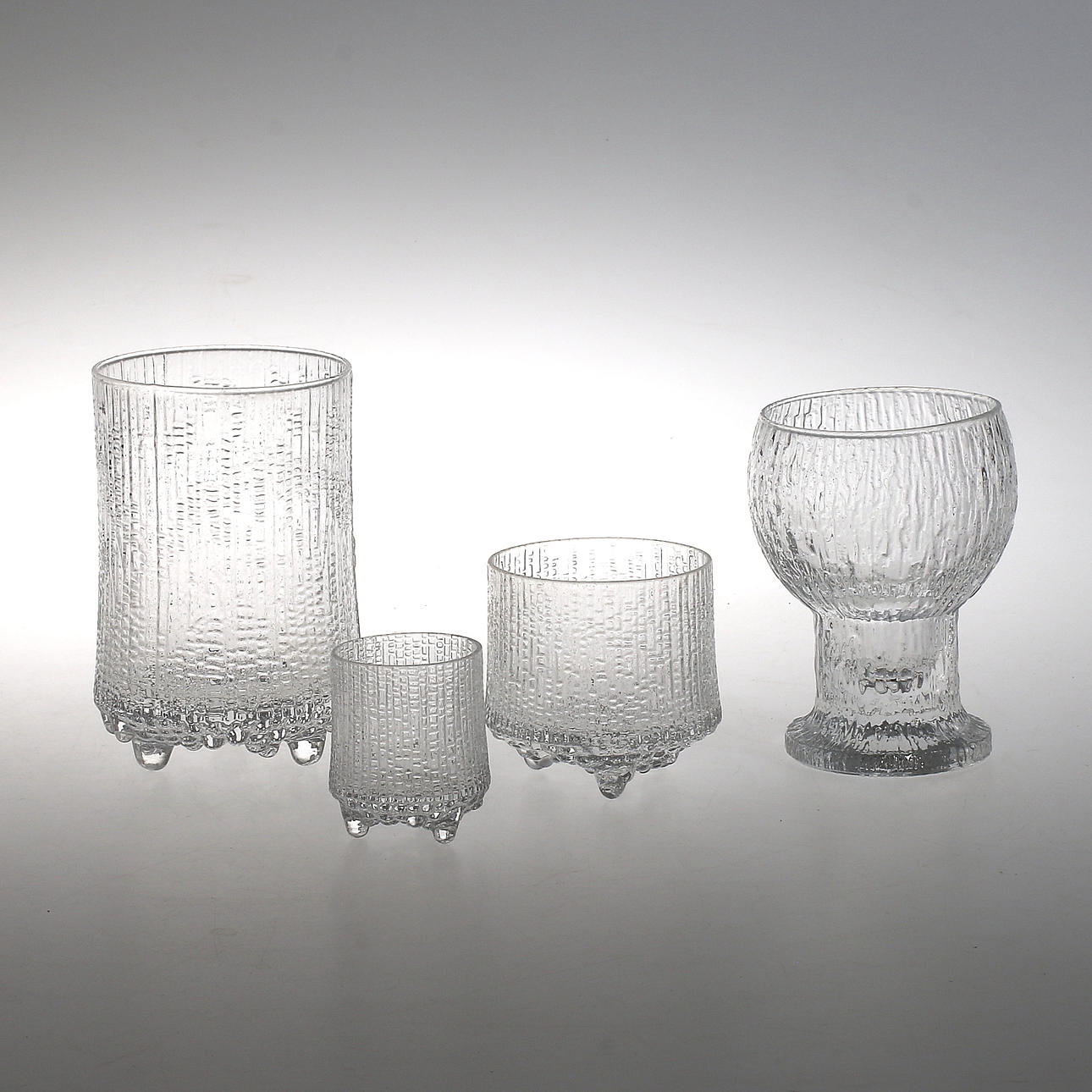 GLASSERVISDELAR, 17 st, "Ultima Thule", Tapio Wirkkala samt "Kekkerit" Timo Sarpaneva, Iittala, Finland. 1900-talets mitt.