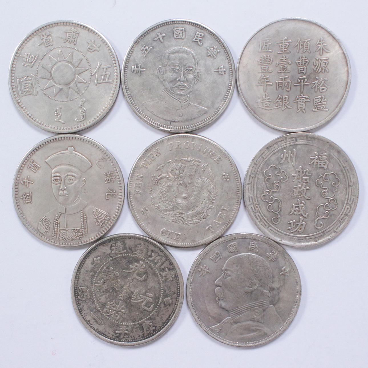 Otte kinesiske mønter.
