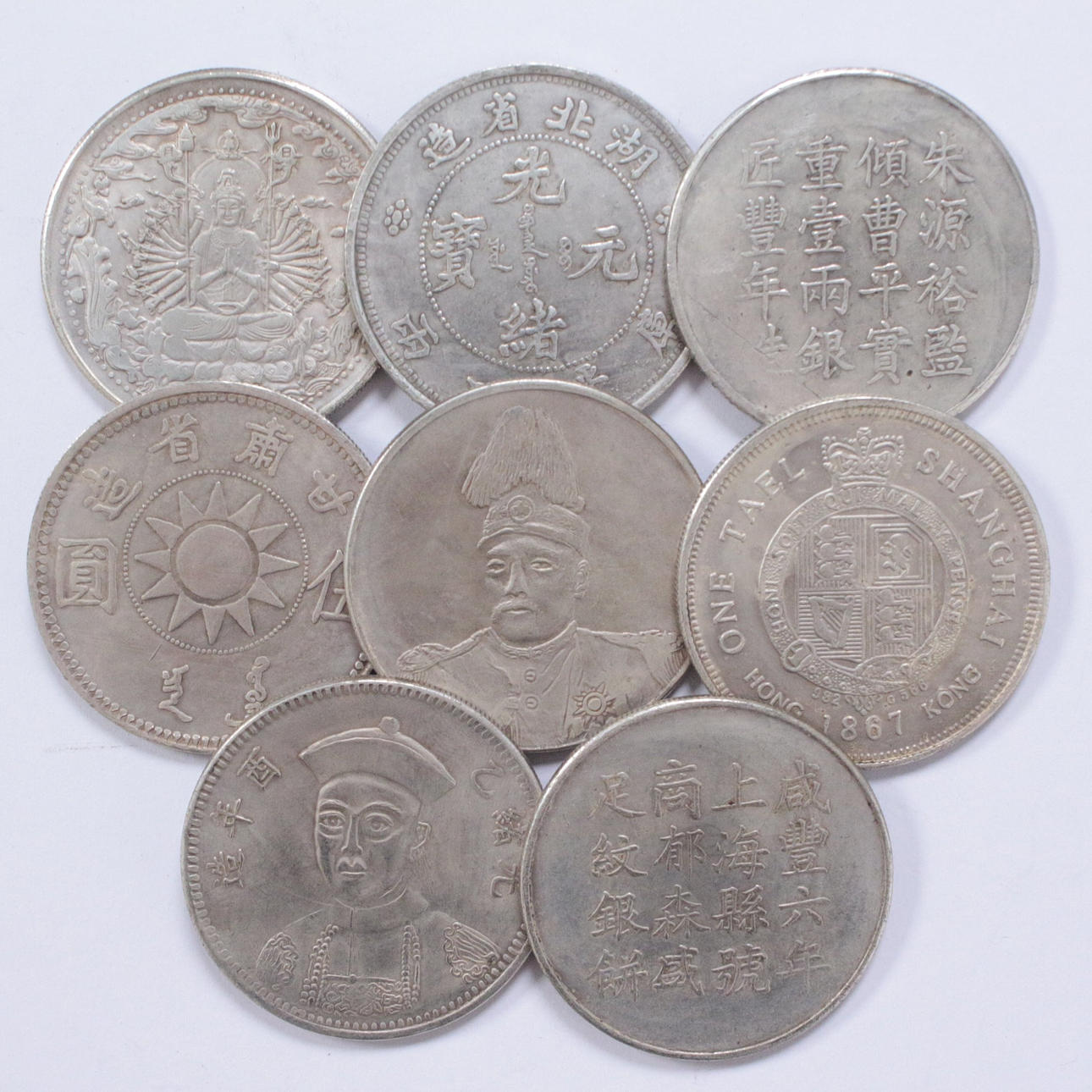 Acht chinesische Münzen.