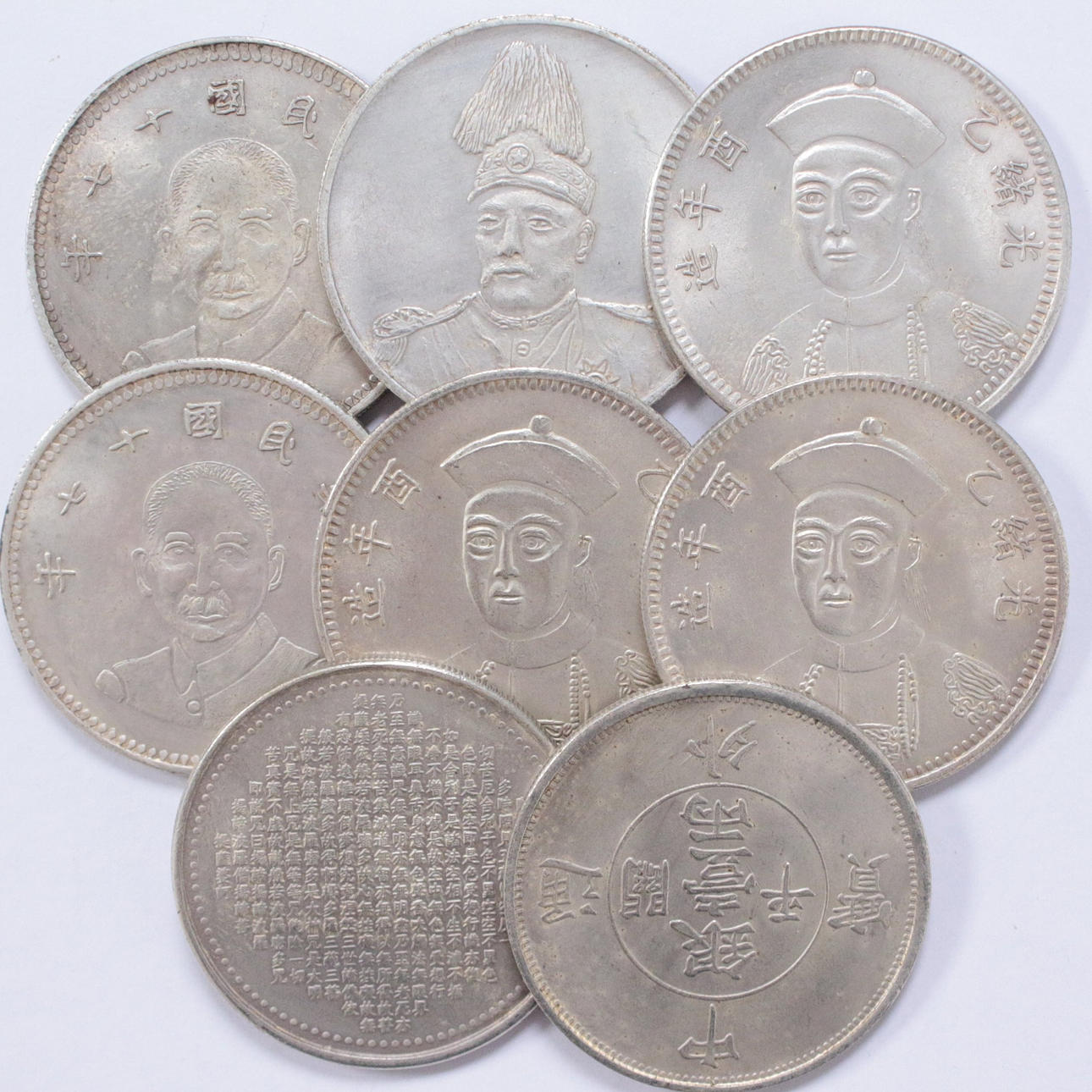 Åtta kinesiska mynt.