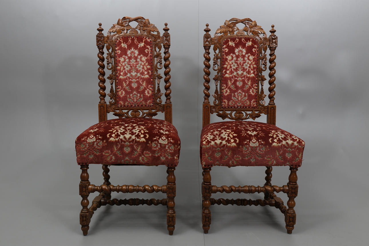 STOLAR, ek, 2 stycken, rikligt skulpterade, 1900-talets första kvartal.