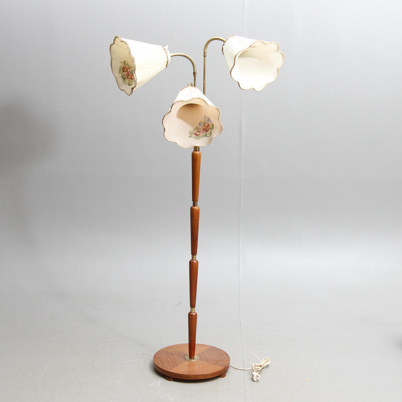 GOLVLAMPA, med 3 ljusarmar, 1900-tal.