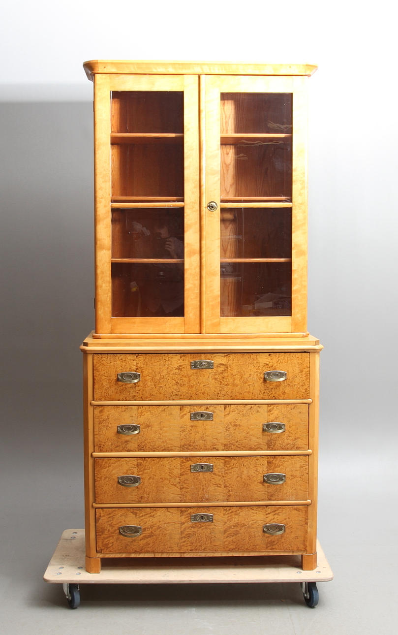 BYRÅ, med vitrinskåpsöverdel, 1800-talets slut.