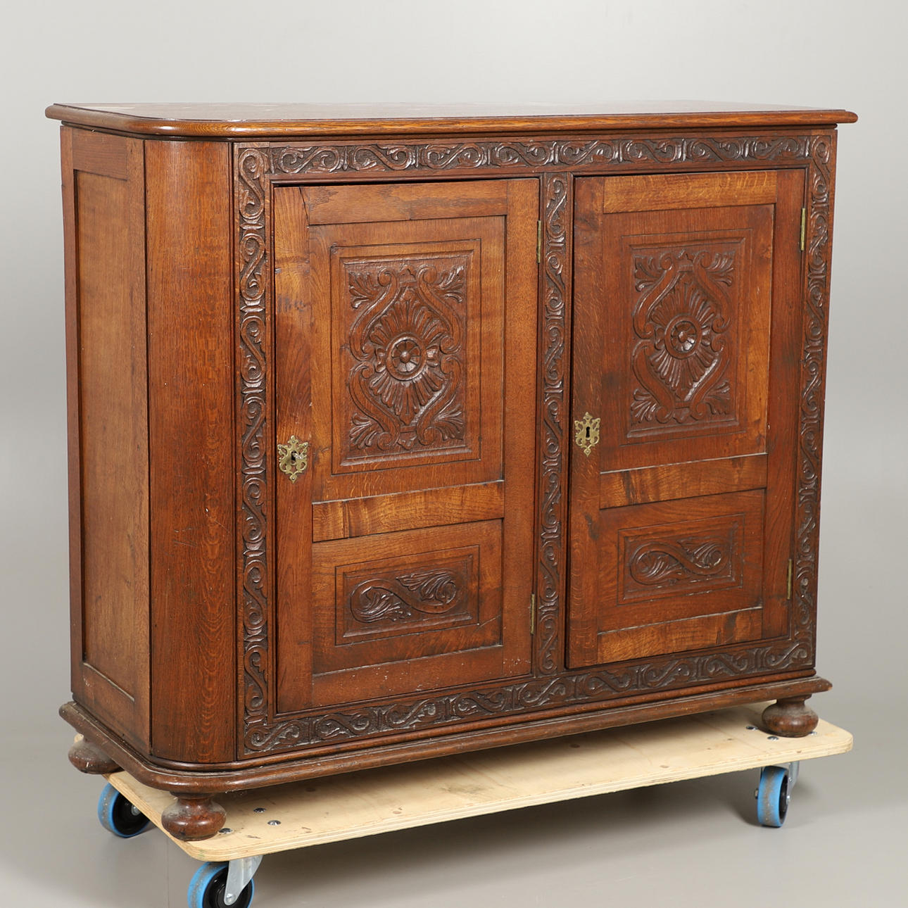 EIN MODERNER SCHRANK AUS GESCHNITZTER EICHE.